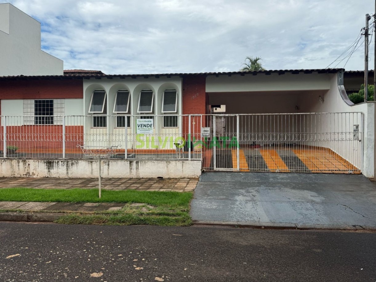 Casa à Venda na Zona 02 Com 3 Quartos (sendo 1 Suíte), 2 Salas, Despensa e Churrasqueira
