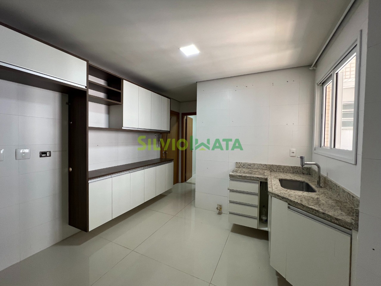 Apartamento com Suíte no Edifício Terra Brasilis - Zona 01/Maringá PR