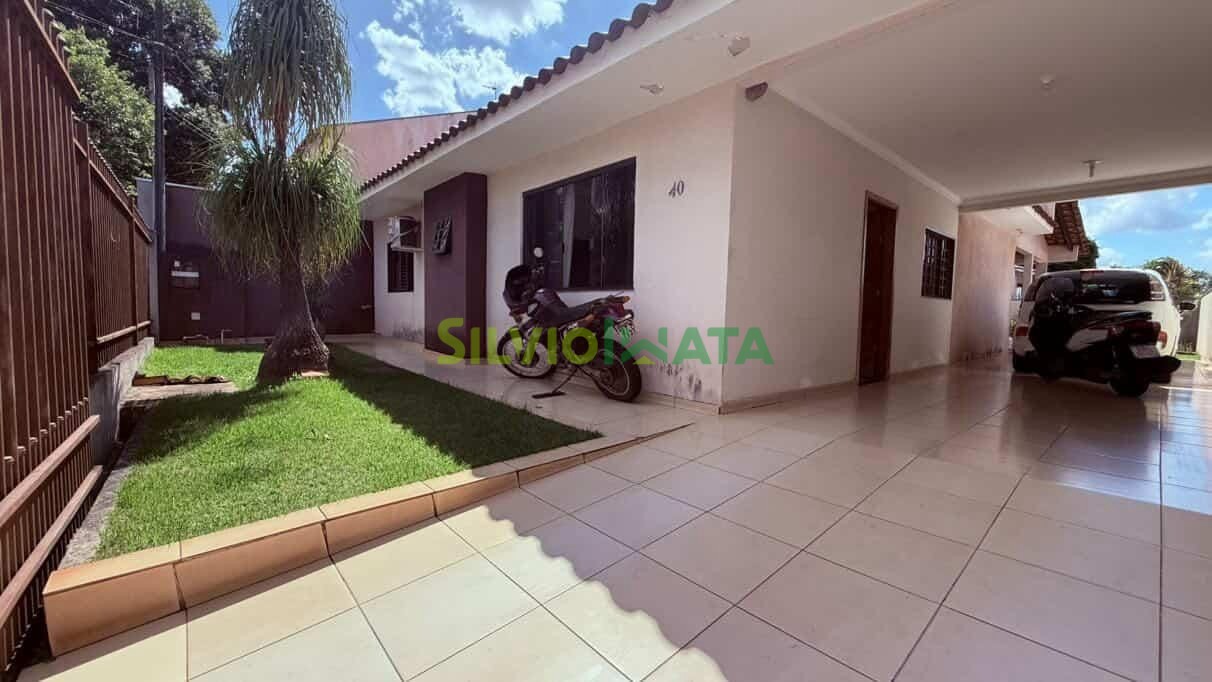 Casa à Venda em Terreno Inteiro no Jardim Paris Maringá